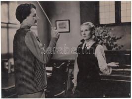 cca 1940 Szigorú nevelési módszer az iskolában, filmfotó, 18x24 cm