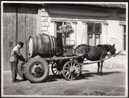 cca 1950-1960 Medgyesi László: Kecskemét törpe vízműve, a  lajtos kocsi házról-házra járt és ivóvizet szállított, feliratozva,  9x11 cm