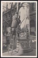 cca 1930-1940 Budapesti hirdetőoszlop, jelzetlen fotó, 14x9 cm