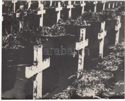 cca 1970 Huttinger István: Katonai temető, vintage fotóművészeti alkotás, feliratozott, 13x16 cm