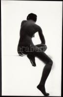 cca 1970 Ellenfényben, finoman erotikus fotó, 18x11 cm / cca 1970 Erotic photo, 18x11 cm