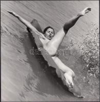 cca 1970  Dinamikus kompozíció, finoman erotikus fotó, 17x16 cm / cca 1970 Erotic photo, 17x16 cm