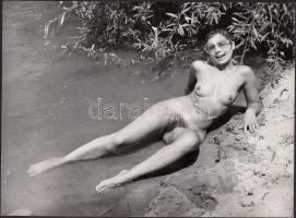 cca 1970 Vízparti kis kaland, finoman erotikus fotó, 18x24 cm / cca 1970 Erotic photo, 18x24 cm