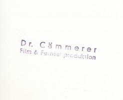 cca 1970 Filmfotó, meztelen fürdőszobai jelenet, feliratozva németül, 18x20 cm