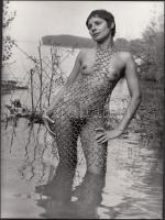 cca 1970 Hej halászok, halászok, mit fogott a hálótok? Finoman erotikus fotó, 24x18 cm / cca 1970 Erotic photo, 24x18 cm