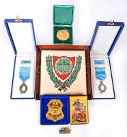 1992. "Rendőrségi Szolgálati Jel" 20 és 30 év után, mellszalaggal és szalagsávval dísztokokban + DN "Budapest Polgárőr Szövetség" aranyozott jelvény + Vatikán 1991. "II.János Pál pápa látogatása Magyarországra" aranyozott Br emlékérem dísztokban + DN "Szent György" falikép + DN "1781 Sigill Possessionis Palota" keretezett textil falikép T:vegyes