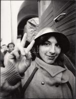 1989 Temesvári forradalom életképe, Boros Jenő felvétele, feliratozva, pecséttel jelzett, 18x24 cm