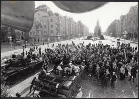 1989 Temesvári forradalom életképe, Boros Jenő felvétele, feliratozva, pecséttel jelzett, 24x16 cm