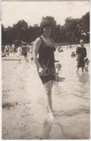 cca 1910-1920 Siófok, Balatoni fürdőzés, Ellinger Ede udv. fényképész műterméből, fotóképeslap, 9x14 cm