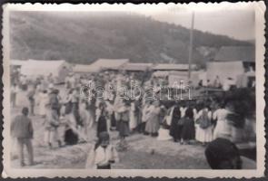 1942 Kőrösfeketetó, Piac, hátoldalán feliratozott fotó, 6x9 cm