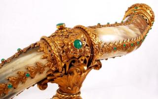 Gazdagon díszített koronás szarukürt, réz veretekkel, rátétekkel, szintetikus kövekkel, karmos réz l...