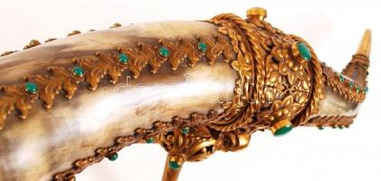 Gazdagon díszített koronás szarukürt, réz veretekkel, rátétekkel, szintetikus kövekkel, karmos réz l...