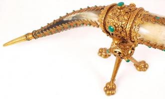 Gazdagon díszített koronás szarukürt, réz veretekkel, rátétekkel, szintetikus kövekkel, karmos réz l...