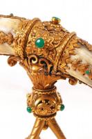 Gazdagon díszített koronás szarukürt, réz veretekkel, rátétekkel, szintetikus kövekkel, karmos réz l...