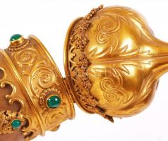 Gazdagon díszített koronás szarukürt, réz veretekkel, rátétekkel, szintetikus kövekkel, karmos réz l...