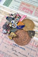 Vegyes numizmatika tétel kitűzőkkel, emlékérmékkel, pénztárjegyekkel, liszt- és cukorjegyekkel, jobb darabokkal! T:vegyes