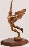 Ikarusz, fém szobor fa talapzaton, m: 28 cm