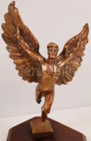 Ikarusz, fém szobor fa talapzaton, m: 28 cm