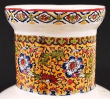 2 db keleti mintás porcelán és kerámia váza, a kerámián hajszálrepedéssel, jelzett, m: 23 és 24 cm