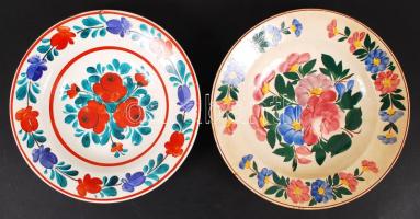 2 db népi virágmintás falitányér, apró lepattanásokkal, jelzett, d: 23 cm