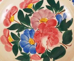 2 db népi virágmintás falitányér, apró lepattanásokkal, jelzett, d: 23 cm