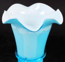 Tejopál-kék kétrétegű váza, rajta szál díszítéssel, hibátlan, m: 24 cm