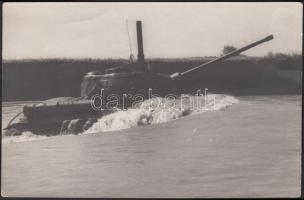 cca 1950-1960 Katonai fotó, hadgyakorlat, vízen átkelő tank, 12x18 cm