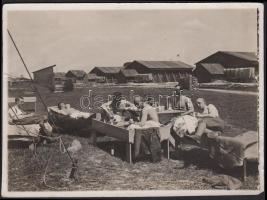 cca 1914-1918 Katonai fotó, hadtáp egység a hátországban, raktárakkal, pihenő katonákkal, 8x11 cm