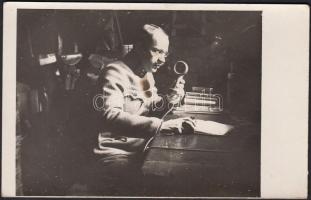 1917 január, Híradós tiszt a telefonnál, a fronton kiépített fedezékben, feliratozott fotólap