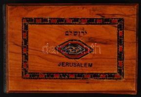 cca 1900 A Szentföld képei és virágai fa-borítású füzet a 14 képpel és szárított virágokkal. / Flowe...