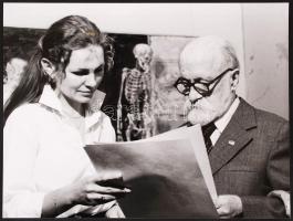 Barcsay Jenő szobrászművész sajtóban megjelent fotó 2418 cm