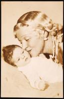 Angelo: Alpár Gitta és kislánya. A Színházi Élet 1934. 29. szám címlapján szerepelt fotó. Fotólap