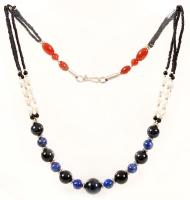 Nyaklánc almandin és lapis lazuli kövekből fűzve, h: 50 cm / Almandine and lapis lazuli necklace, 50 cm