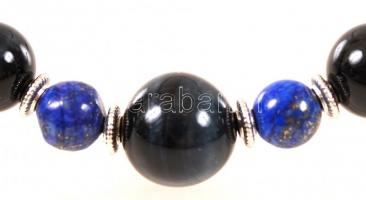 Nyaklánc almandin és lapis lazuli kövekből fűzve, h: 50 cm /
Almandine and lapis lazuli necklace, 50...