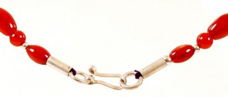 Nyaklánc almandin és lapis lazuli kövekből fűzve, h: 50 cm /
Almandine and lapis lazuli necklace, 50...