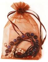 Nyaklánc almandin és lapis lazuli kövekből fűzve, h: 50 cm /
Almandine and lapis lazuli necklace, 50...