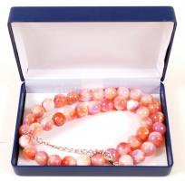 Rózsaszín nefrit gyöngysor, h: 40 cm /
Pink nephrite necklet, 40 cm