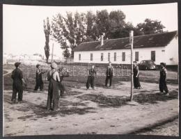 cca 1950 Röplabdázók a gépállomáson propagandafotó 12x9 cm