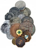 17db vegyes magyar és külföldi emlékérem és kitűző, közte "Festung Königstein", "1969...