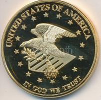 DN. "John Wayne 1907-1979 - A herceg" aranyozott emlékérem (39mm) T:PP
ND "John Wayne...