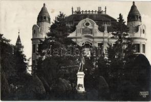 Baja, Tóth Kálmán szobor