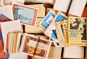 Több ezer, kb 10000 darab gyufacímke sorozatonként kötegelve