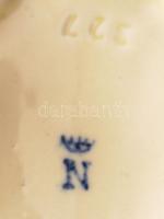 Koronás N jelzésű porcelán gyertyatartó apró rózsákkal, hibátlan, jelzett, m: 14 cm