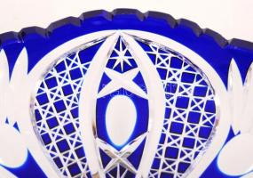 Kék kristály többrétegű, hámozot, csiszolt asztali kínáló tál ezüst (Ag) talpazaton, peremén apró le...