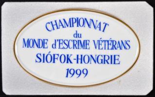 1999. "Veterán Vívó Világbajnokság Siófok-Magyarország" franca nyelvű jelzett herendi porcelán részvételi plakett eredeti díszdobozban (144mm) T:1