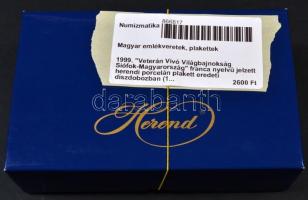 1999. "Veterán Vívó Világbajnokság Siófok-Magyarország" franca nyelvű jelzett herendi porc...