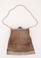 Ezüst (Ag) színházi táska láncszövetből, zománccal díszített nyitógombbal, jelzett, 109,2 g