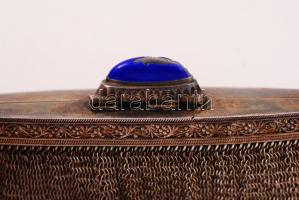 Ezüst (Ag) színházi táska láncszövetből, zománccal díszített nyitógombbal, jelzett, 109,2 g