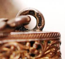 Ezüst (Ag) színházi táska láncszövetből, zománccal díszített nyitógombbal, jelzett, 109,2 g