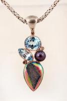 Topáz kövekkel díszített ezüst (Ag) függő ezüst (Ag) nyakláncon, jelzett, h: 58 cm, br: 55,4 g /
Sil...